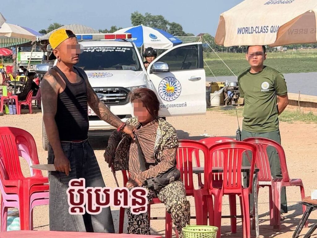 ផ្អើលទាំងពលរដ្ឋ និងសមត្ថកិច្ច! បុរសម្នាក់ភ្ជង់កប្រពន្ធនឹងកាំបិត ព្រោះភ្លើងប្រចណ្ឌ តែសមត្ថកិច្ចអន្តរាគមន៍ទាន់ពេល